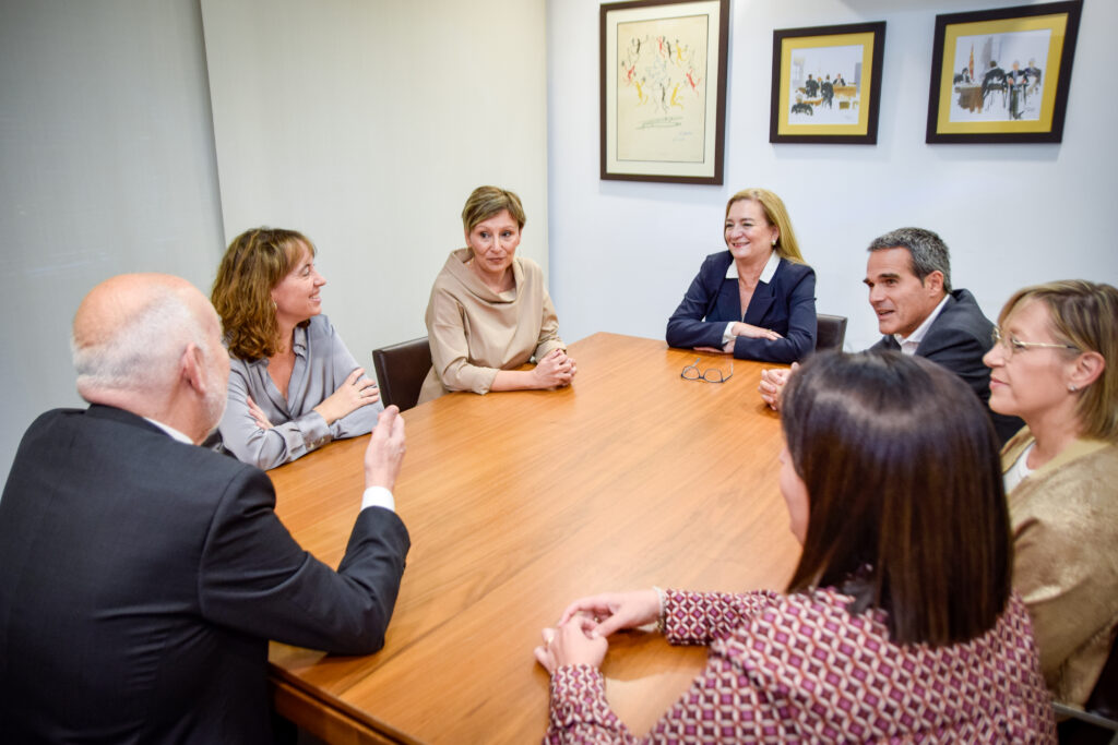 Equip de Despatx SM Advocats Associats reunint-se al despatx